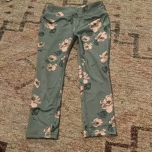 OshKosh B’gosh. Size 4. Green and pink flowers.